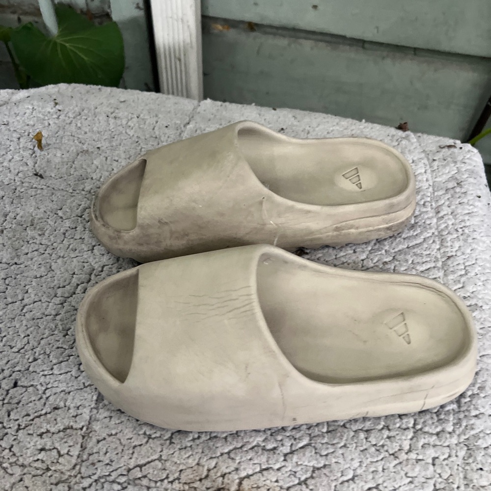 Yeezy slides Beige